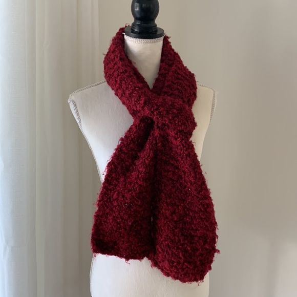 Hand knit chunky wool scarf in deep red - Picture 7 of 7